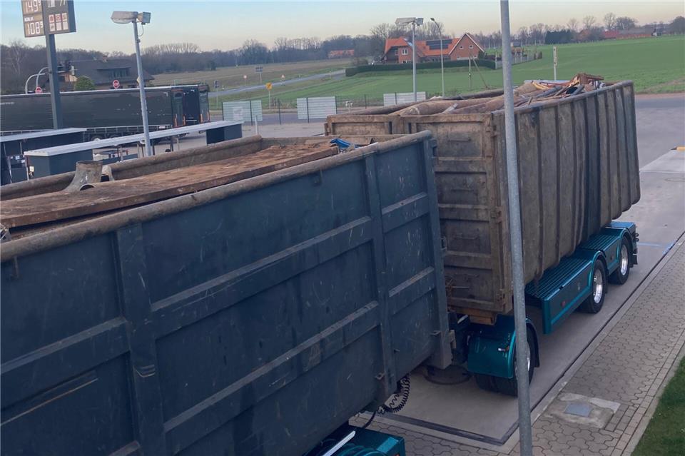 Dieser mit Schrott beladene 40-Tonner war hoffnungslos überladen. 