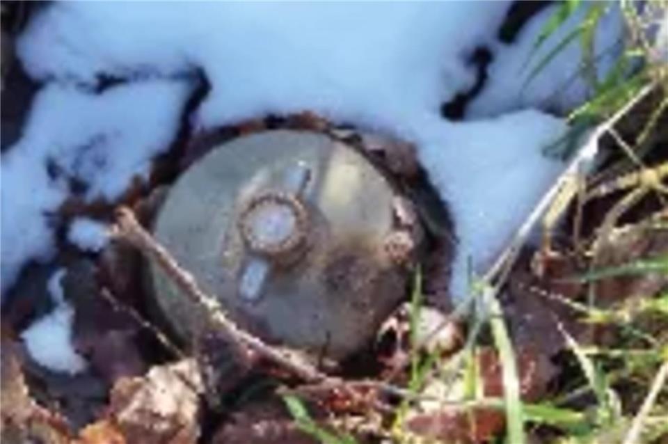 Dieser verdächtige Gegenstand ragte an der Straße Holtendorf aus dem Boden.