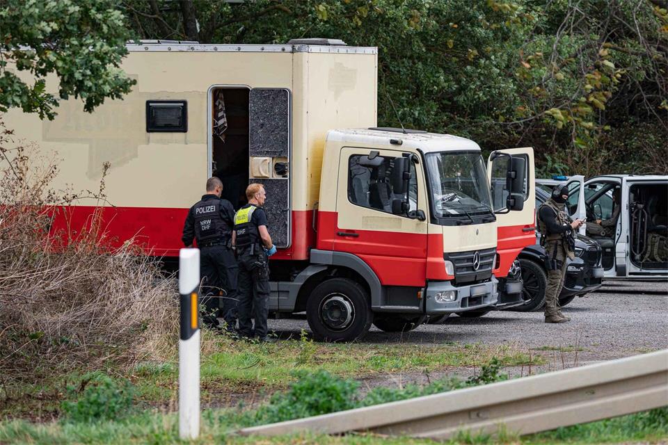 Dieser zu einem Wohnwagen umgebaute Lastwagen soll vom Tatverdächtigen sein. Die Polizei fand ihn dort nicht.Daniel Evers/WupperVideo/dpa