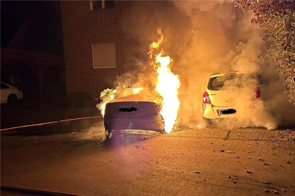 Dieses Auto stand am Samstagabend in Bahnhof Reken in Flammen.