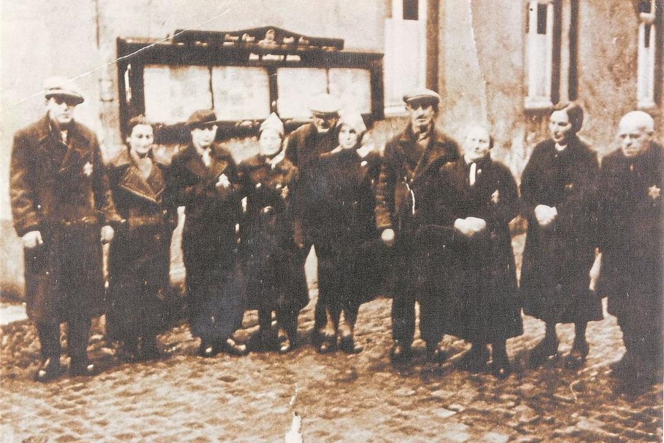 Dieses Bild entstand am 10. Dezember 1941 in der damaligen „Poststraße“ in Stadtlohn. Dort hatten sich jüdische Bürger zur Deportation nach Riga einzufinden.