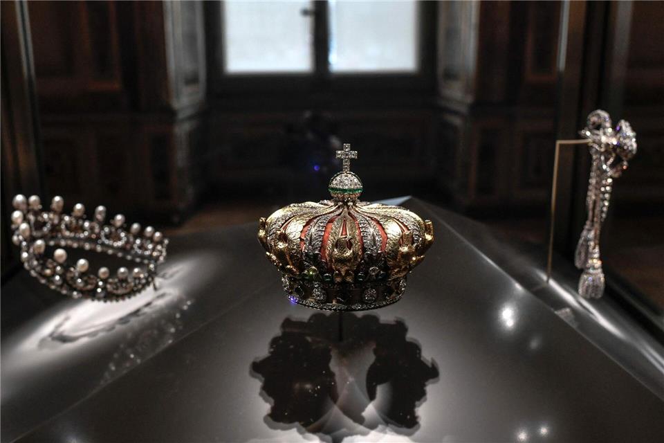 Bilder des Tages Dieses Bild zeigt die Krone der französischen Kaiserin Eugénie de Montijo, die in der Apollon-Galerie am 14. Januar 2020 im Louvre-Museum in Paris ausgestellt ist, nachdem die Galerie nach zehnmonatigen Renovierungsarbeiten wiedereröffnet wurde. Bei einem Einbruch in das berühmte Museum Louvre in Paris haben die Täter Schmuckstücke erbeutet, die über ihren Marktwert hinaus „einen unschätzbaren kulturellen und historischen Wert“ haben. Stephane De Sakutin/AFP/dpa