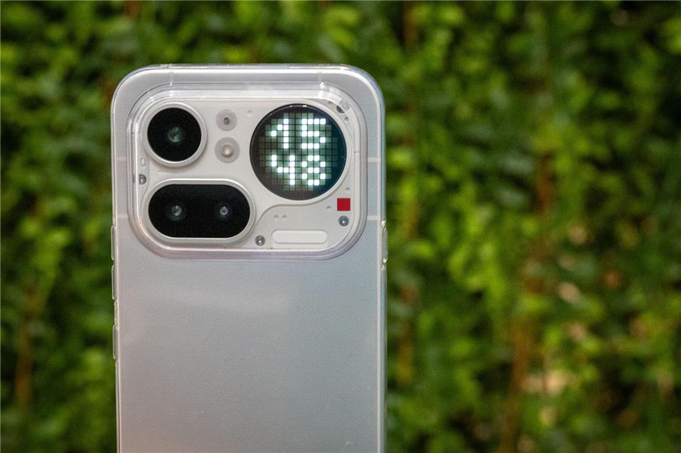 Dieses Design bleibt im Kopf: Drei Kameras und ein großes Punktdisplay für Benachrichtigungen, Uhrzeit und Spielereien. Und ein roter Blinkpunkt für Videoaufnahmen.Nico Tapia/dpa-tmn