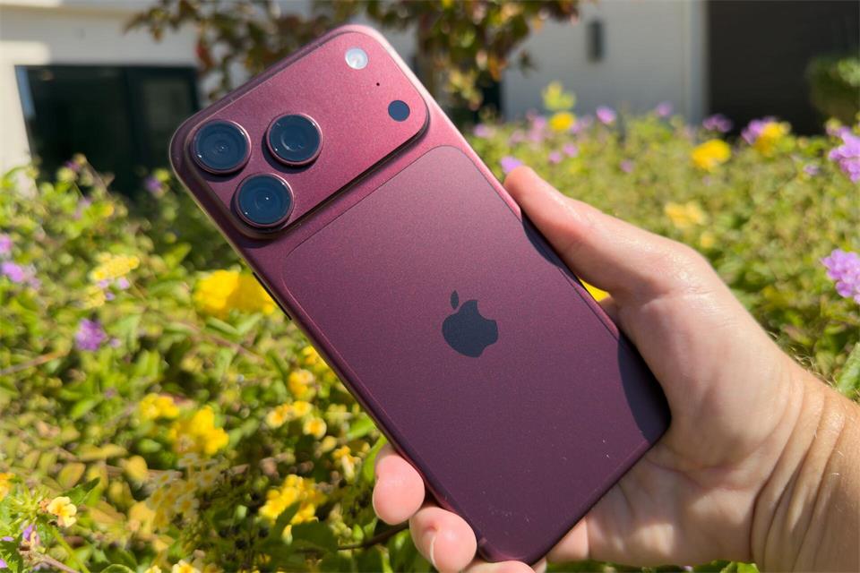 Dieses Jahr gibt es kein orangefarbenes iPhone Pro, dafür eines in tiefem Rot.Andrej Sokolow/dpa
