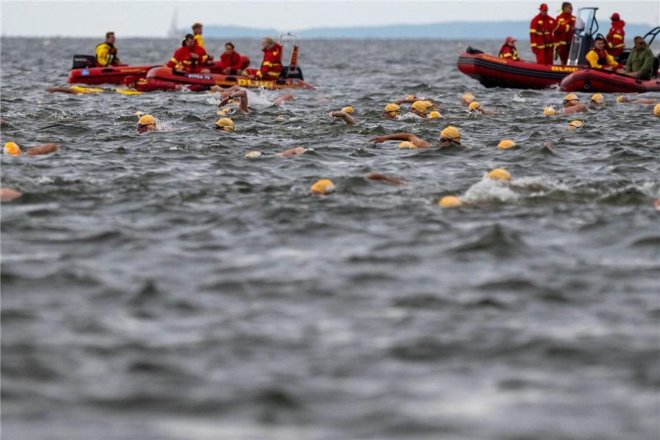 Dieses Mal geht es nicht von der Insel Rügen zum Festland beim Sundschwimmen. Grund ist der Wind. (Archivbild)Stefan Sauer/dpa