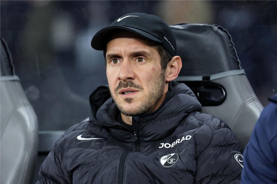 Dieses Mal kein Platz auf der Bank: Freiburgs Trainer Schuster ist in Hoffenheim gesperrt.Andreas Gora/dpa