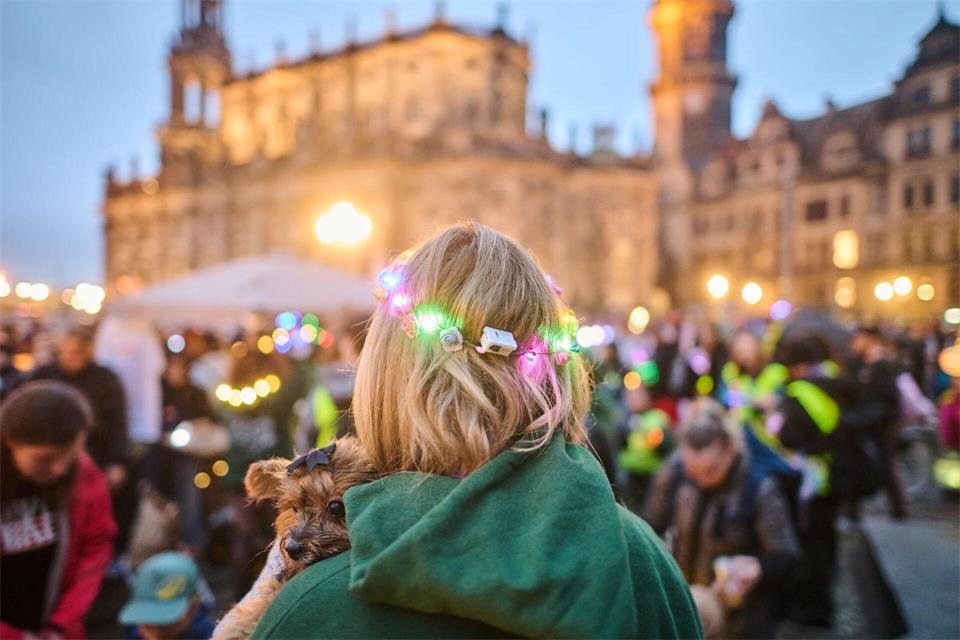 Dieses Mal war der Spaziergang ein Lichter- und Laternenlauf, weshalb einige Teilnehmer mit Lichterketten geschmückt waren.Robert Michael/dpa