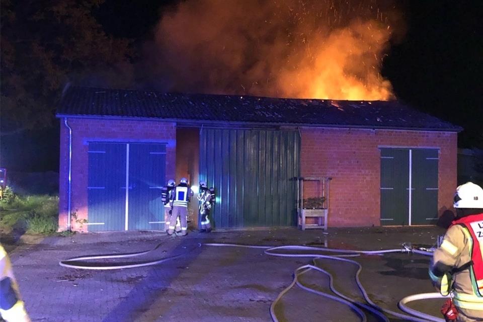 Dieses Nebengebäude, in dem landwirtschaftliches Gerät untergebracht ist, hatte Feuer gefangen.