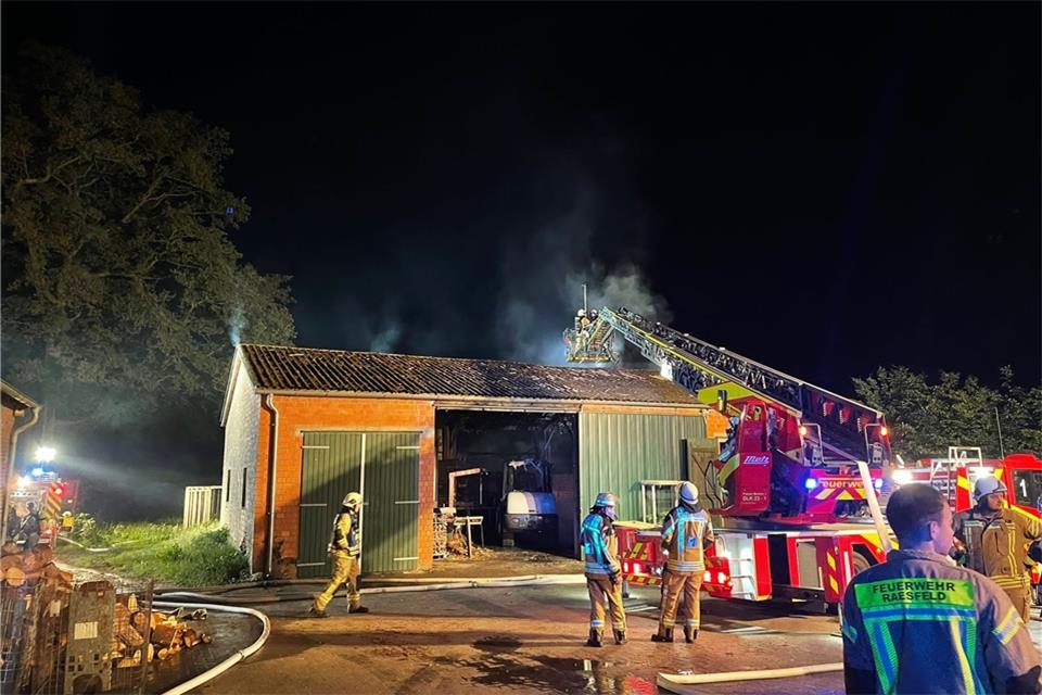 Dieses Nebengebäude, in dem landwirtschaftliches Gerät untergebracht ist, hatte Feuer gefangen.
