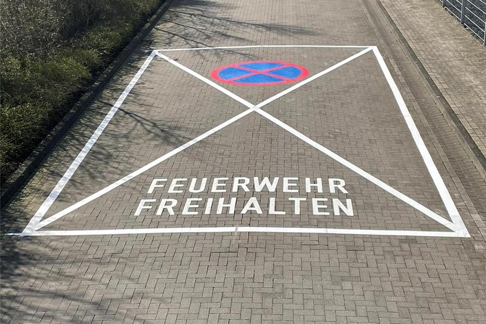 Dieses Piktogramm ist auf die Zufahrt aufgetragen worden.
