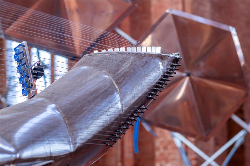 Dieses Saiteninstrument baute der Klangkünstler aus Rohren und Metallbügeln.Jens Büttner/dpa