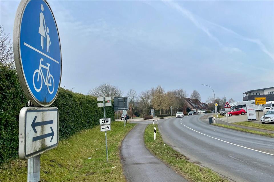 Dieses Schild erlaubt Radfahrern die Nutzung des Weges in beide Richtungen. Anwohner appellieren, die Beschilderung zu ändern oder zu ergänzen, um sie später zum Wechsel auf die andere Straßenseite aufzufordern.