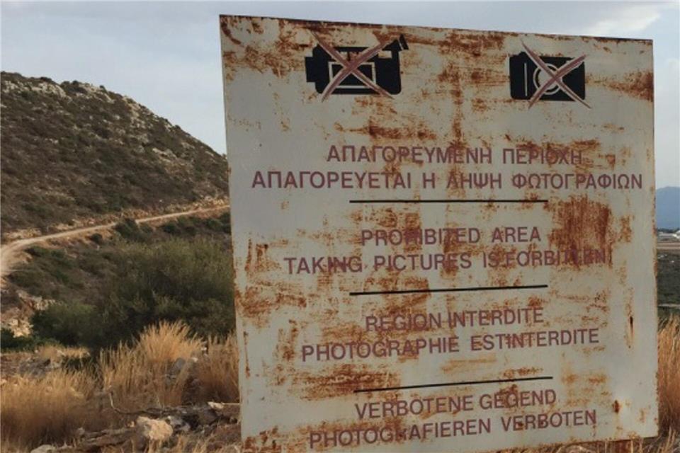 Dieses Schild ist kein Deko-Element. Fotografierverbote gelten in vielen Ländern, besonders rund um Militär- und Sicherheitsbereiche.Till Simon Nagel/dpa-tmn