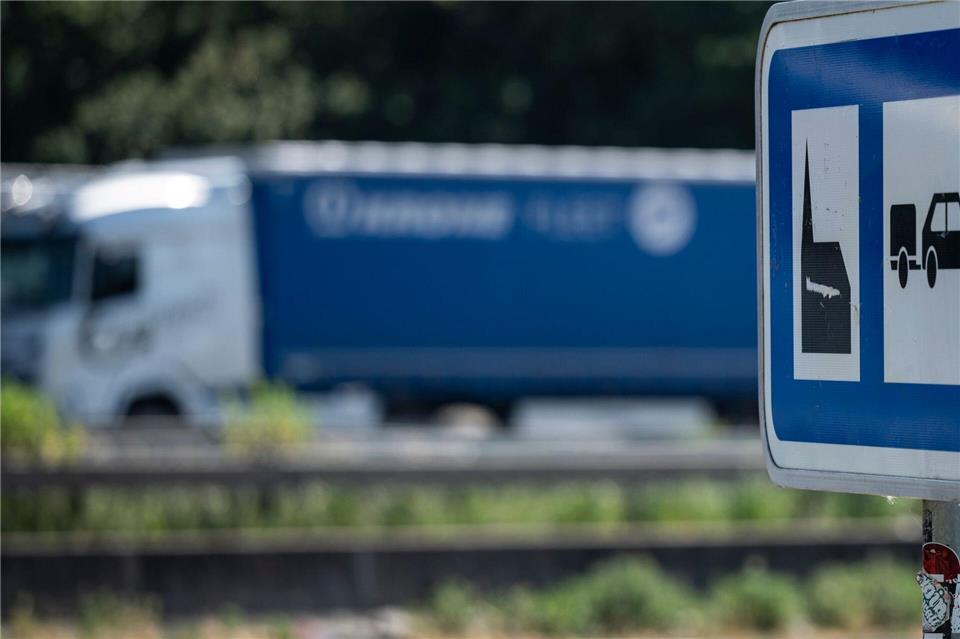 Dieses Schild ist nicht so häufig: Es weist den Weg zu einer Autobahnkirche - hier an der Raststelle Medenbach-West.Hannes P. Albert/dpa