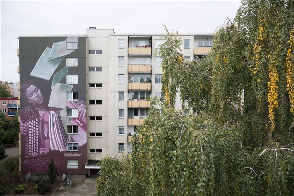 Dieses Wandbild erinnert nun an die NS-Widerstandskämpferin Maria Terwiel.Sebastian Christoph Gollnow/dpa