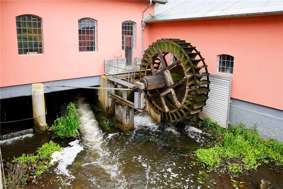 Dieses Wasserrad des heutigen Industriemuseums Kupfermühle treibt ein Hammerwerk zur Metallverarbeitung an. Frank Molter/dpa