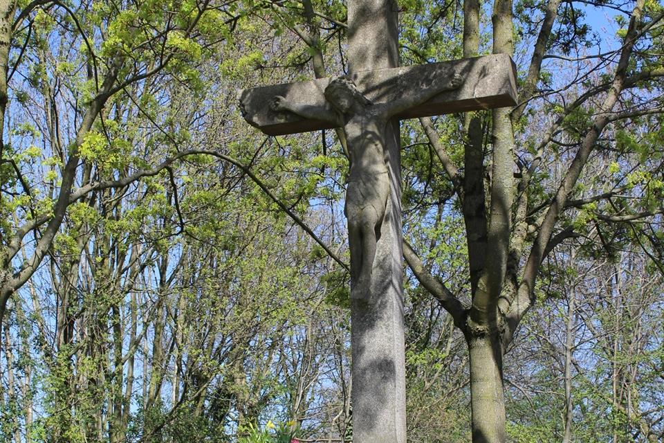 Dieses Wegekreuz steht in Erle am Orendarper Weg. An allen Stationen liegen Texte aus, die auf den jeweiligen Ort bezug nehmen.