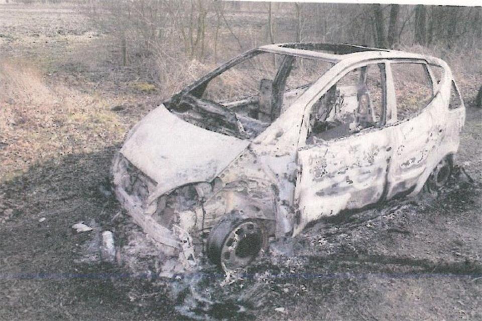 Dieses ausgebranntes Auto hatte eine Joggerin im Februar 2015 in der Nähe eines Motocross-Platzes am Dortmund-Ems-Kanal bei Greven entdeckt. Der 44-jährige Fahrzeughalter kam vermutlich gewaltsam ums Leben. -/Polizei Münster/dpa