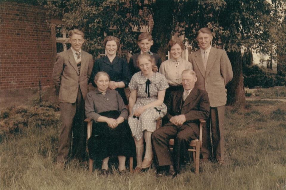 Dieses historische Foto der Familie Becker entstand an ihrem heutigen Wohnort in Gaxel, einem Ortsteil von Vreden.