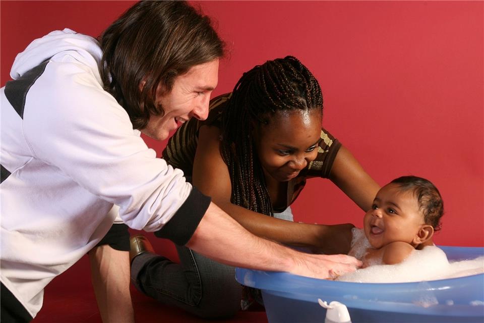 „Genie“ Yamal feiert EM-Historie - Bild mit Messi begeistert Dieses im September 2007 aufgenommene Foto zeigt den damals 20-jährigen Lionel Messi beim Baden des damals erst sechs Monate alten Lamine Yamal mit Yamals Mutter Sheila Ebana.