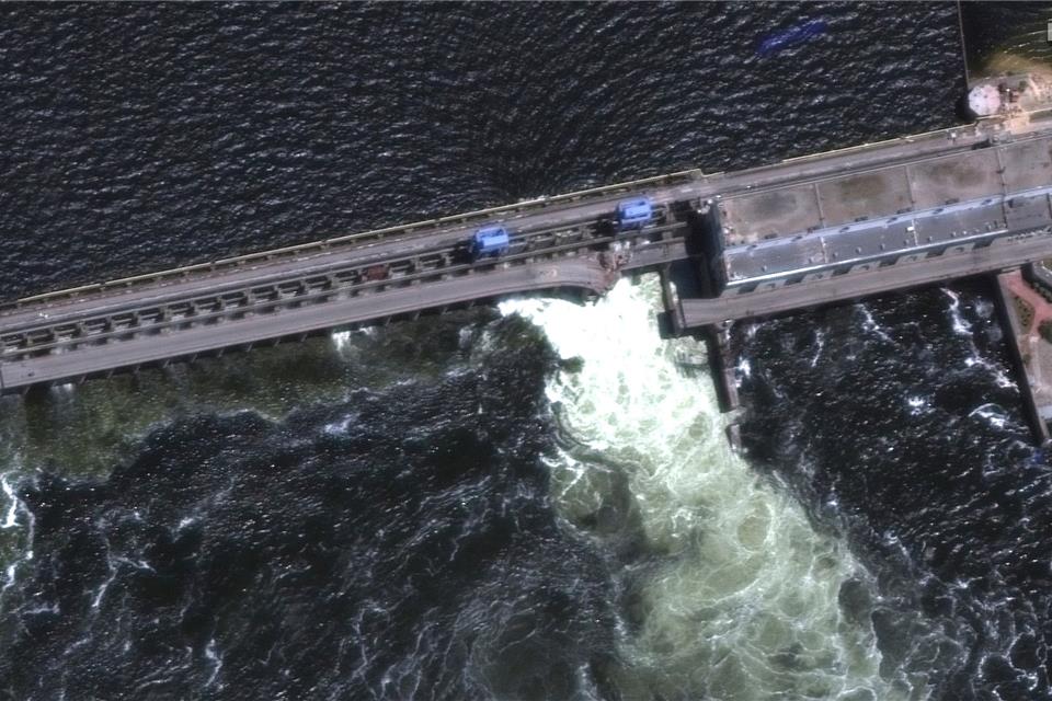 Dieses von Maxar Technologies über AP zur Verfügung gestellte Satellitenbild zeigt den Kachowka-Staudamm.