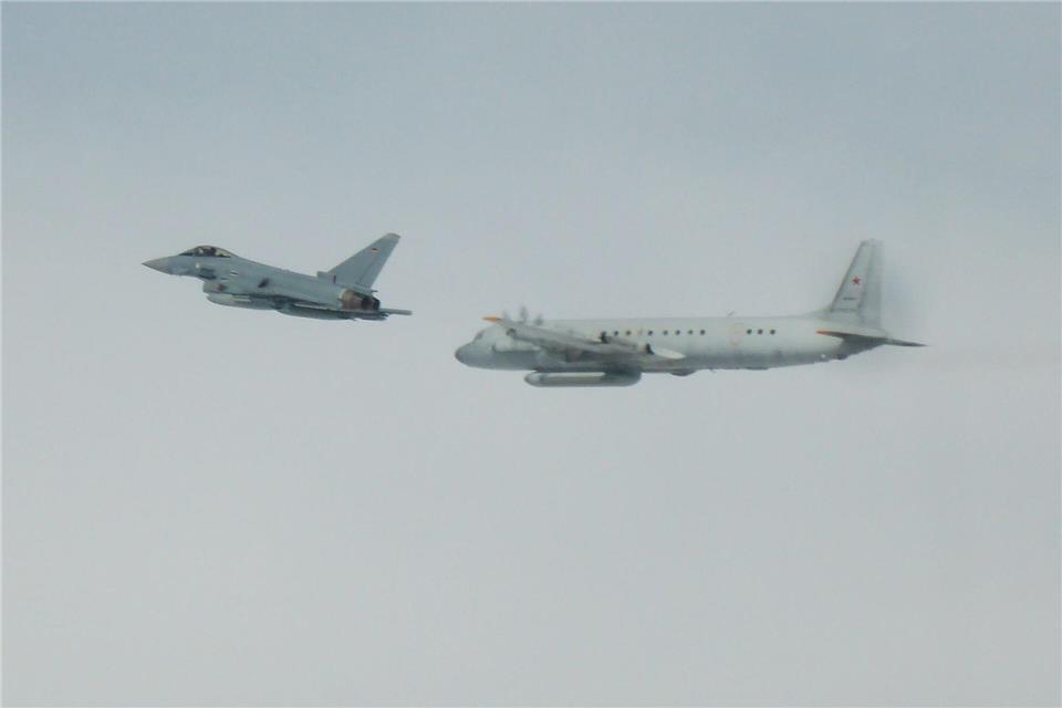 Dieses von der Luftwaffe zur Verfügung gestellte Foto zeigt einen Eurofighter der Bundeswehr (l) und ein russisches Aufklärungsflugzeug. (Archivbild)-/Luftwaffe/dpa