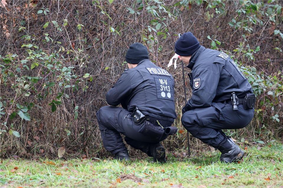Diesmal durchkämmten Ermittler eine Wiese und die angrenzenden Büsche.Bernd Wüstneck/dpa
