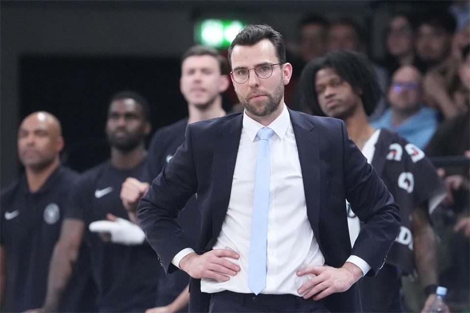 Diesmal erfolglos gegen Bayern: Towers-Trainer Benka Barloschky. (Archivbild)Marcus Brandt/dpa