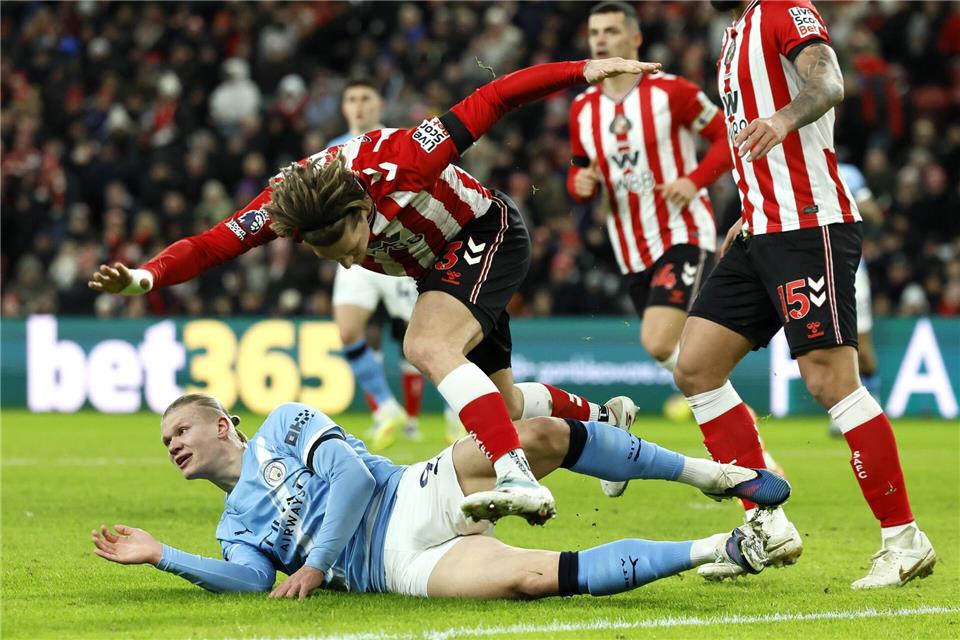 Diesmal mit Ladehemmung: Erling Haaland (l) patzte mit Manchester City zum Start ins neue Jahr.Richard Sellers/PA Wire/dpa