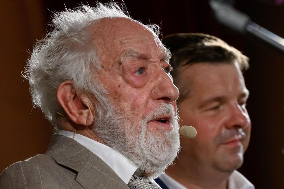 Dieter „Didi“ Hallervorden trat in seiner Geburtsstadt Dessau zusammen mit Sven Schulze (CDU) auf. (Archivbild)Hendrik Schmidt/dpa