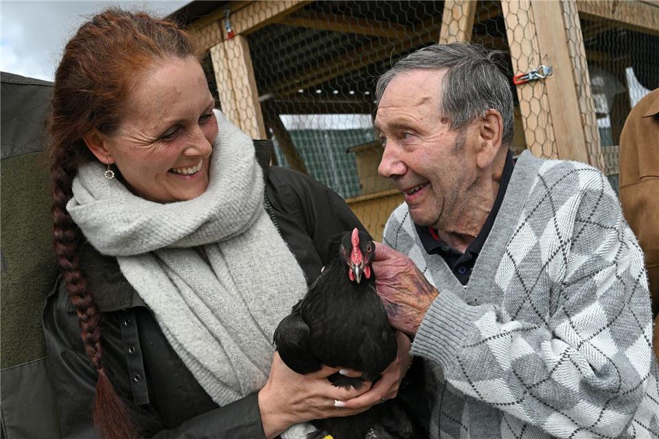 Dieter Schmidt vom Pflegeheim „Landhaus Mildaer Hof“ freut sich über tierischen Besuch. Martin Schutt/dpa