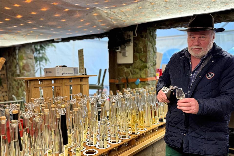 Dieter Sonne ist bereits seit 20 Jahren beim Velener Waldweihnachtsmarkt dabei und verkauft dort seine Brände.