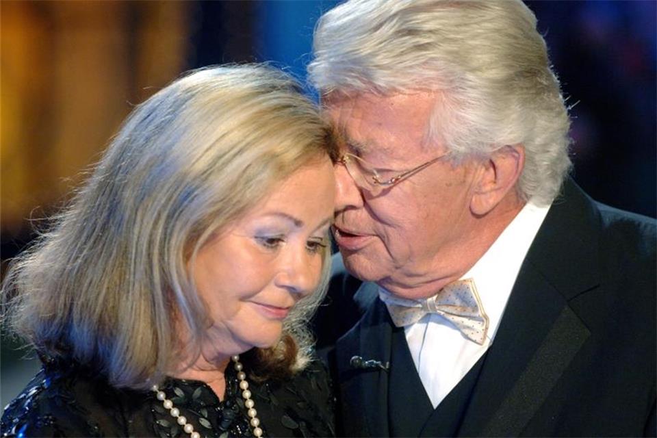„ZDF-Hitparade“-Moderator Dieter Thomas Heck ist tot Dieter Thomas Heck und seine Frau Ragnhild, während der Generalprobe der ARD-Volksmusiksendung „Das Hochzeitsfest der Volksmusik“. Foto: Patrick Pleul