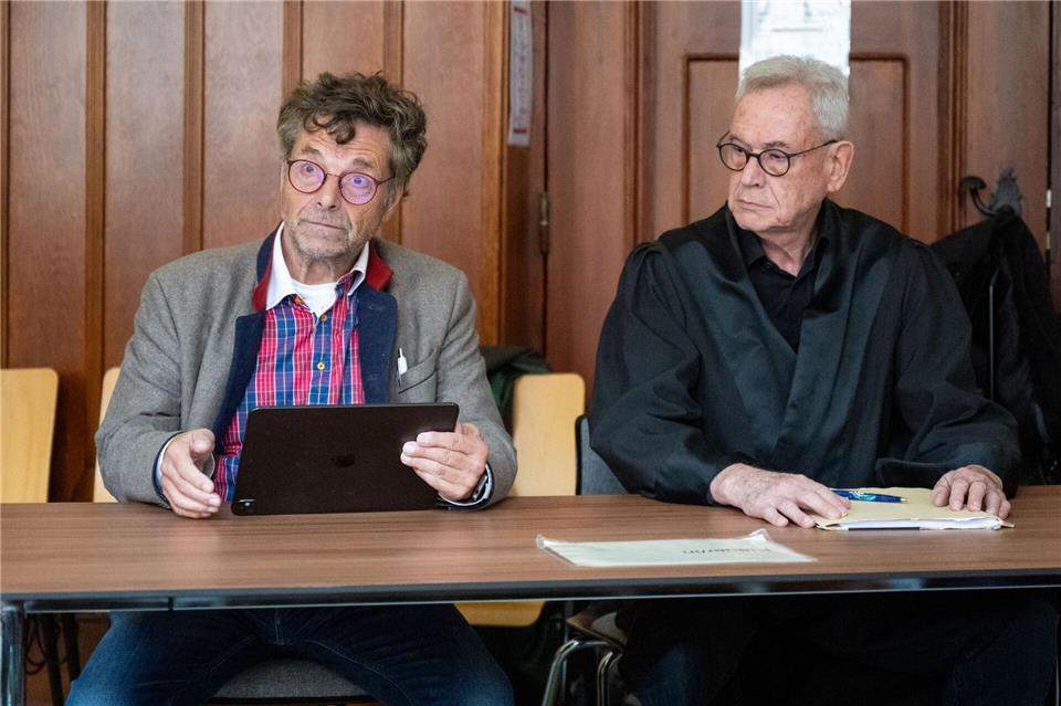 Ehrenrührige Äußerung? Klage gegen Sahra Wagenknecht Diether Dehm (l), Musiker und ehemaliger Bundestagsabgeordneter, sitzt in einem Saal im Landgericht Berlin.Christophe Gateau/dpa