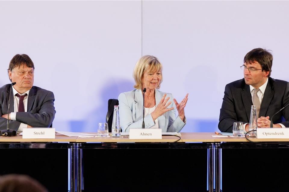 Bund und Länder wollen Kampf gegen Geldwäsche verstärken Dietmar Strehl (l-r), Doris Ahnen und Marcus Optendrenk geben eine Pressekonferenz während des zweitägigen Treffens.