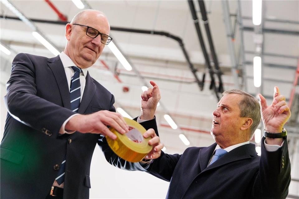 Dietmar Woidke (SPD), Ministerpräsident von Brandenburg, besucht Orafol. Carsten Koall/dpa