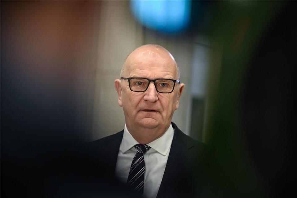 Dietmar Woidke betont die Bedeutung von Schulen als Orte des friedlichen Miteinanders. (Archivbild)Britta Pedersen/dpa