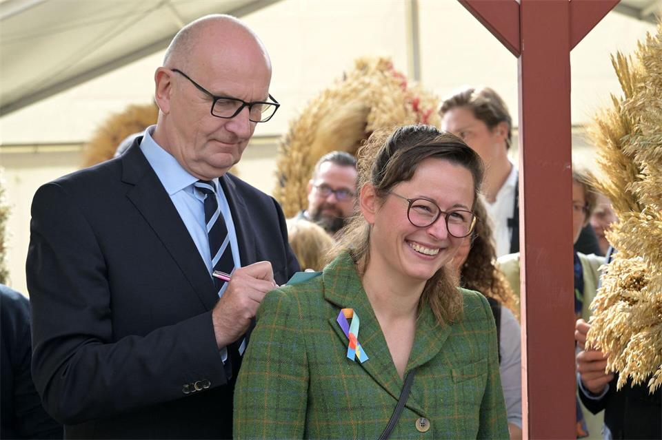 Dietmar Woidke und Hanka Mittelstädt auf dem Erntefest.Michael Bahlo/dpa
