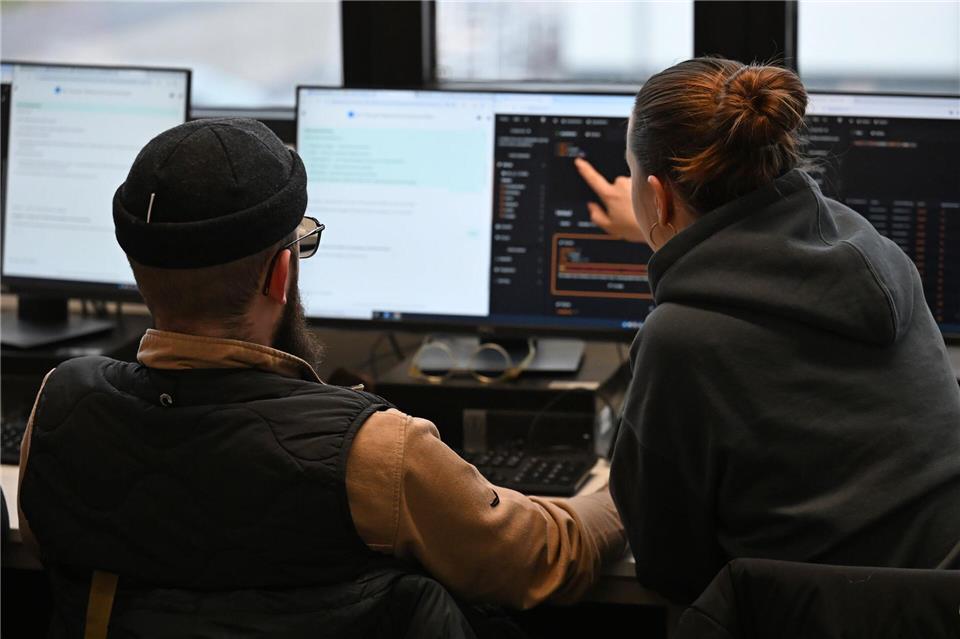 Digitale Bildung dürfe nicht von der sozialen Herkunft abhängen, mahnt die  Landesschülerinnen- und Landesschülervertretung. (Archivbild)Michael Brandt/dpa