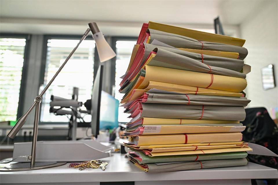 Digitale Lösungen statt traditionelle Aktenberge: Die Landesregierung bekommt eine neue KI-Strategie. (Symbolbild)Patrick Pleul/dpa