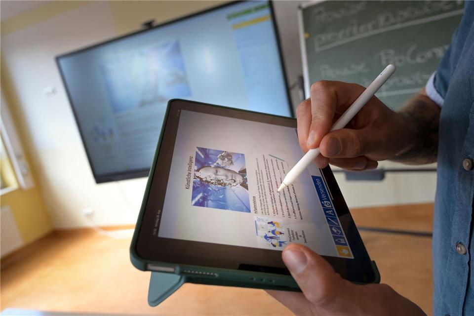 Digitale Strategien gelten der IHK zufolge als Schlüssel, um Fachkräfte zu gewinnen, zu binden und weiterzuentwickeln. (Symbolbild)picture alliance/dpa
