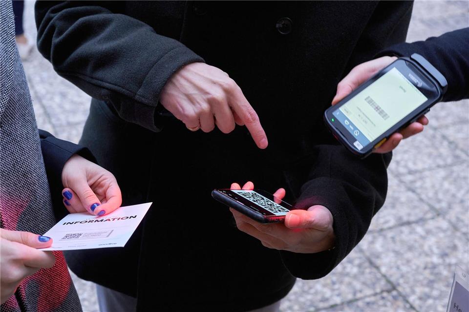 Digitale Tickets lassen sich am einfachsten in Wallet-Apps speichern: So sind sie auch ohne Internet schnell griffbereit.Annette Riedl/dpa/dpa-tmn