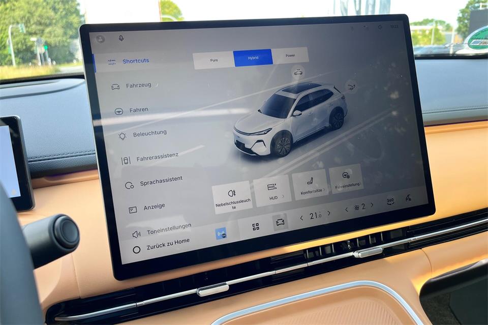 Digitales Cockpit: Fahrinformationen übersichtlich und gut ablesbar.
