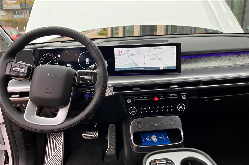 Digitales Cockpit mit gewölbtem Panoramadisplay.