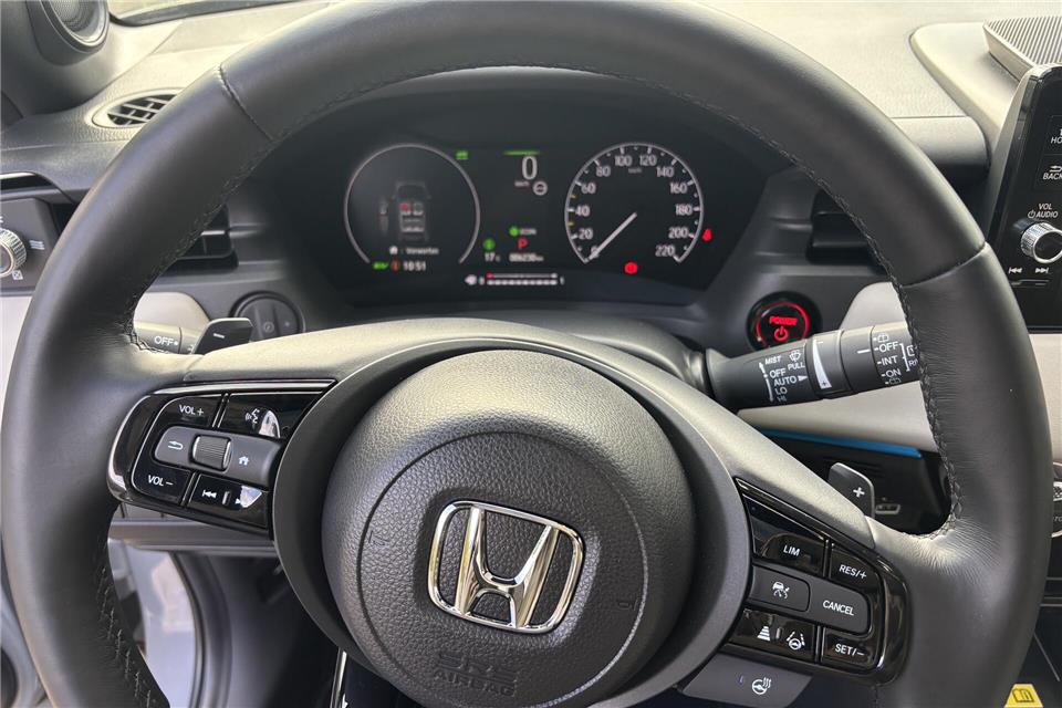 Der Hybrid unter den Kompakt-SUVs Digitales Cockpit mit vielen Funktionen am Lenkrad