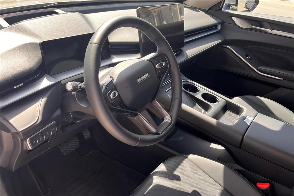 Digitales Cockpit und großer Touchscreen prägen den Innenraum.