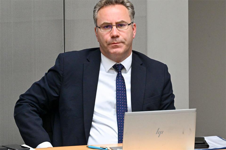 Digitalisierungs-Staatssekretär Florian Hauer räumte ein, dass es zum Hackerangriff auf Teile der Berliner Verwaltung noch viele offene Fragen gibt. (Archivbild) Jens Kalaene/dpa