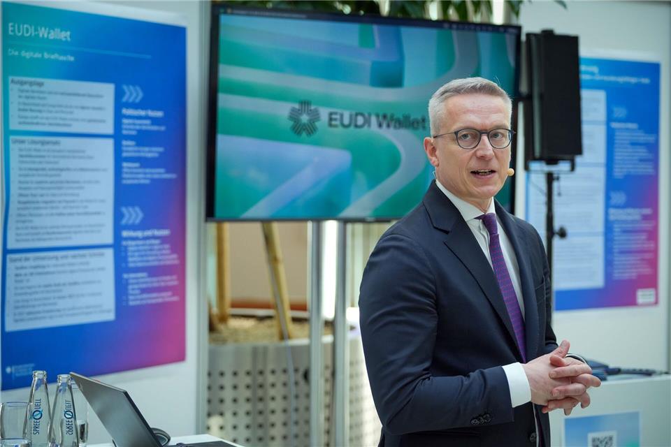 Digitalminister Karsten Wildberger (CDU) ist verantwortlich für die Einführung der EUDI-Wallet in Deutschland. Er hat sich auf das Startdatum 2. Januar festgelegt. (Archivbild)Soeren Stache/dpa