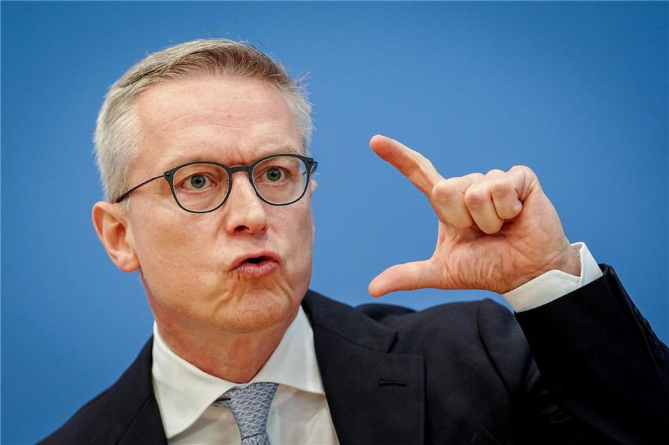 Digitalminister Karsten Wildberger (CDU) unterstützt die Idee einer Altersgrenze für Social Media und hält auch Smartphone-Verbote an Schulen für sinnvoll. (Archivbild)Kay Nietfeld/dpa