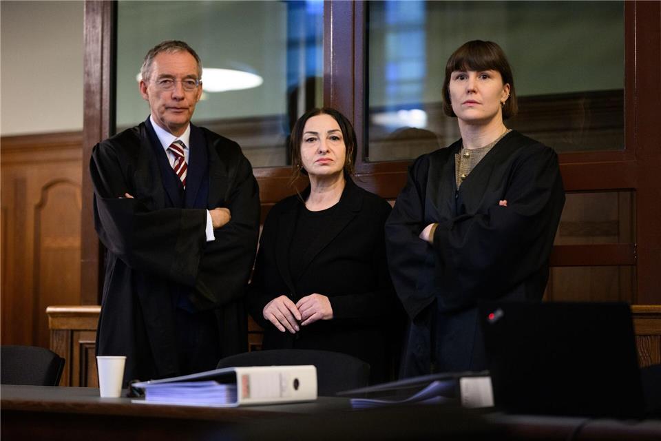 Dilek Kalayci (Mitte, SPD) steht mit ihrem Rechtsanwalt Robert Unger und Anwältin Sophia Zabel vor Prozessbeginn im Gerichtssaal.Bernd von Jutrczenka/dpa